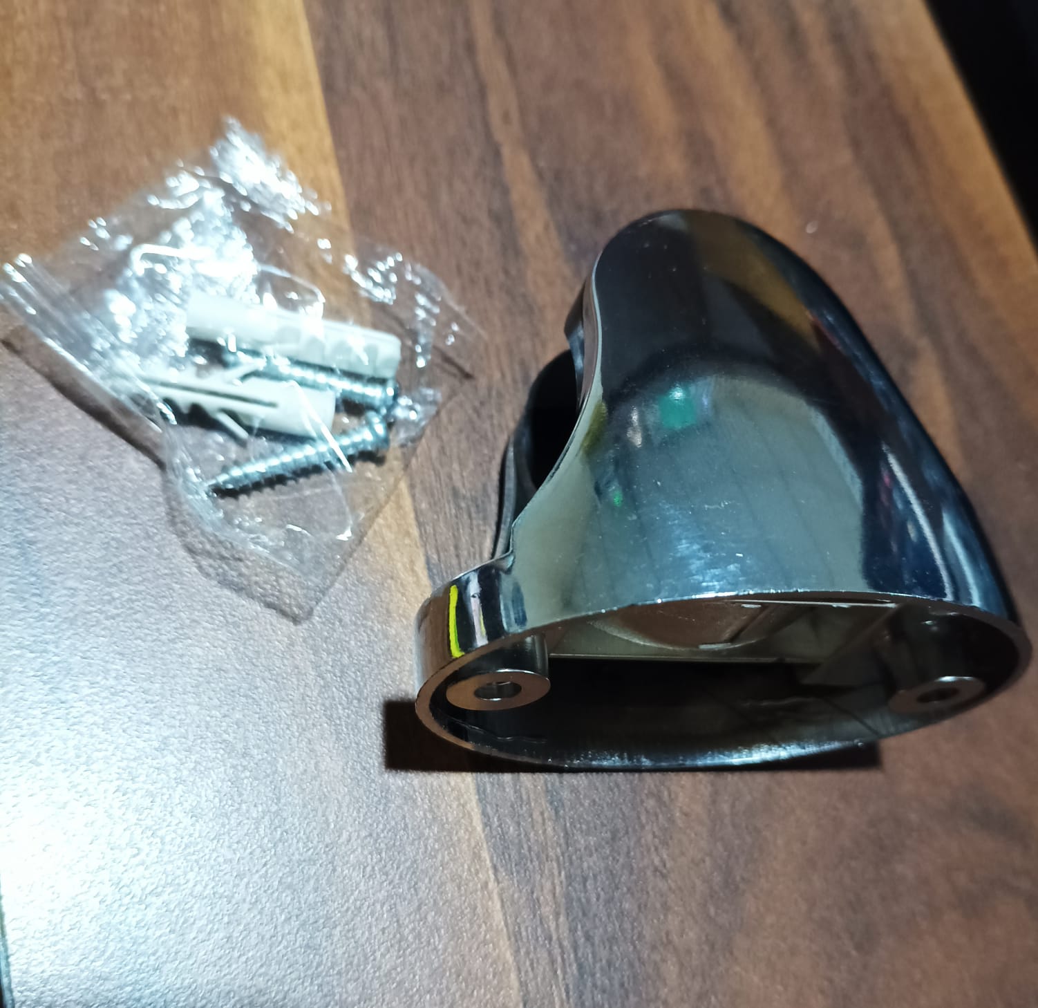 Shower bracket for customizable positioning. Shower bracket for customizable positioning.